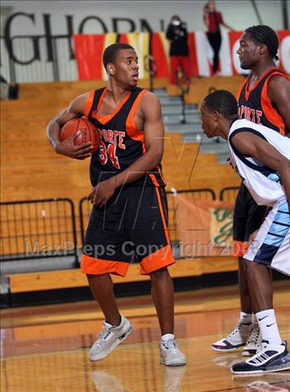 Thumbnail 1 in Alief Elsik vs. La Porte (McDonald's Texas Invitational) photogallery.