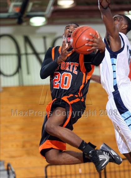 Thumbnail 2 in Alief Elsik vs. La Porte (McDonald's Texas Invitational) photogallery.