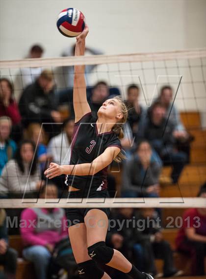 Thumbnail 1 in Farmington vs. E.O. Smith (CIAC Class L Quarterfinal) photogallery.