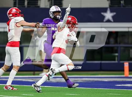 Thumbnail 1 in Albany vs. Mart (UIL Football 2A D2 Final) photogallery.