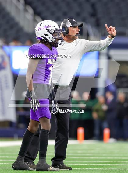 Thumbnail 1 in Albany vs. Mart (UIL Football 2A D2 Final) photogallery.