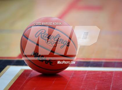 Thumbnail 2 in Adams vs. Lake Orion (MHSAA District Final) photogallery.