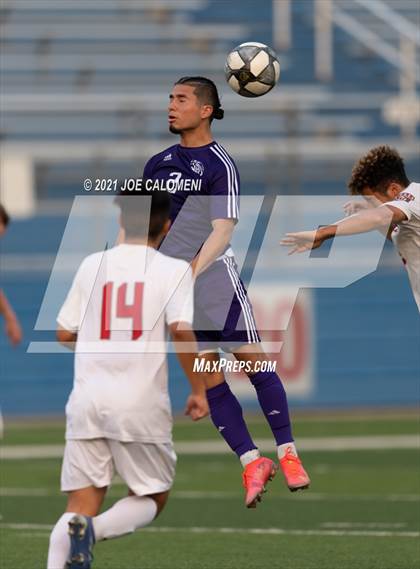Thumbnail 3 in Lee [Robert E.] vs Jersey Village (UIL 6A State Semifinal) photogallery.