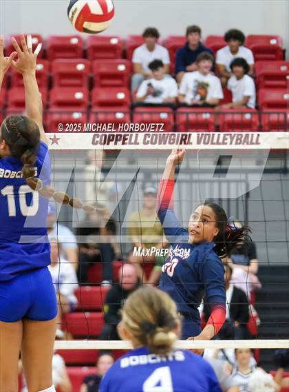 Thumbnail 1 in Allen vs. Byron Nelson (UIL 6A D1 Regional Semi-Final) photogallery.