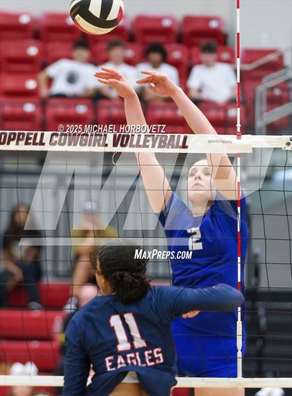 Thumbnail 2 in Allen vs. Byron Nelson (UIL 6A D1 Regional Semi-Final) photogallery.