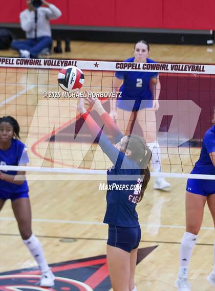 Thumbnail 2 in Allen vs. Byron Nelson (UIL 6A D1 Regional Semi-Final) photogallery.