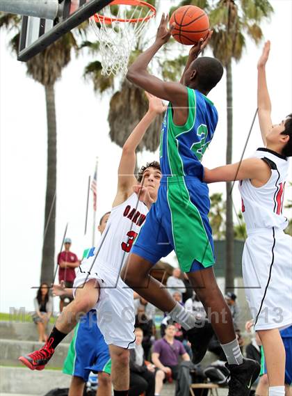 Thumbnail 3 in Oakwood vs. Pacifica Christian (@ Venice Beach) photogallery.
