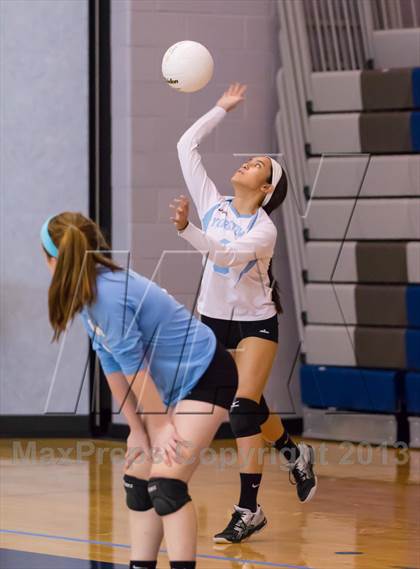 Thumbnail 2 in Yorktown vs Washington-Lee (Jr. Volleyball Brawl II) photogallery.