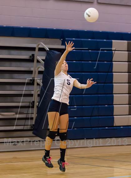 Thumbnail 2 in Yorktown vs Washington-Lee (Jr. Volleyball Brawl II) photogallery.