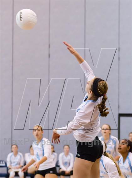 Thumbnail 2 in Yorktown vs Washington-Lee (Jr. Volleyball Brawl II) photogallery.