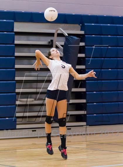 Thumbnail 2 in Yorktown vs Washington-Lee (Jr. Volleyball Brawl II) photogallery.