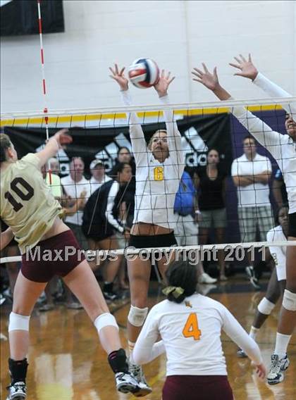 Thumbnail 3 in Long Beach Poly vs Central Catholic (2010 Durango Fall Classic) photogallery.