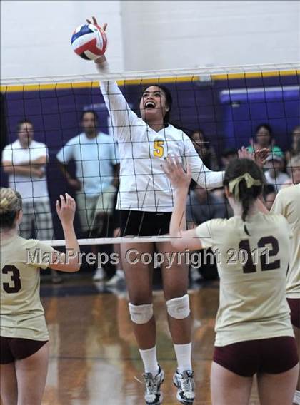 Thumbnail 2 in Long Beach Poly vs Central Catholic (2010 Durango Fall Classic) photogallery.