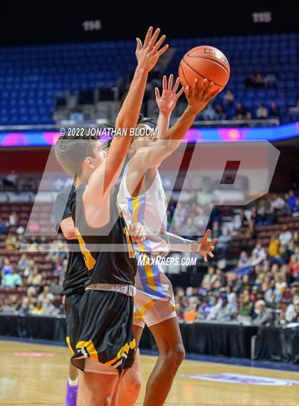 Thumbnail 3 in Kolbe-Cathedral vs. Hand (CIAC Class III Final) photogallery.