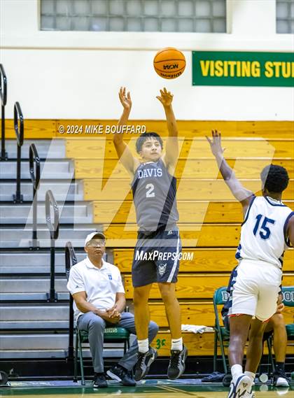Thumbnail 3 in Bakersfield vs Davis Sr. (Santa Barbara Holiday Classic) photogallery.
