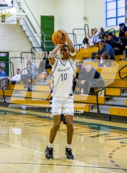 Thumbnail 3 in Bakersfield vs Davis Sr. (Santa Barbara Holiday Classic) photogallery.