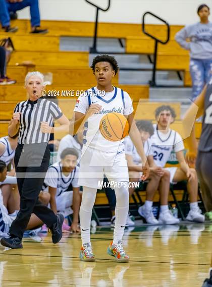 Thumbnail 3 in Bakersfield vs Davis Sr. (Santa Barbara Holiday Classic) photogallery.