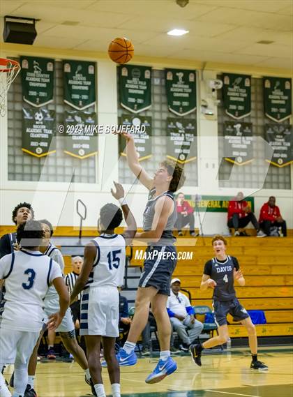 Thumbnail 3 in Bakersfield vs Davis Sr. (Santa Barbara Holiday Classic) photogallery.