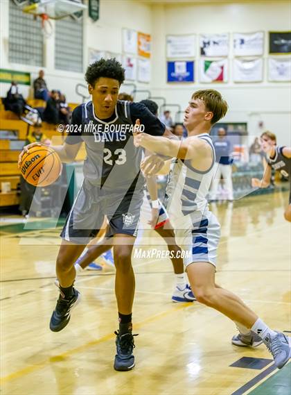 Thumbnail 3 in Bakersfield vs Davis Sr. (Santa Barbara Holiday Classic) photogallery.