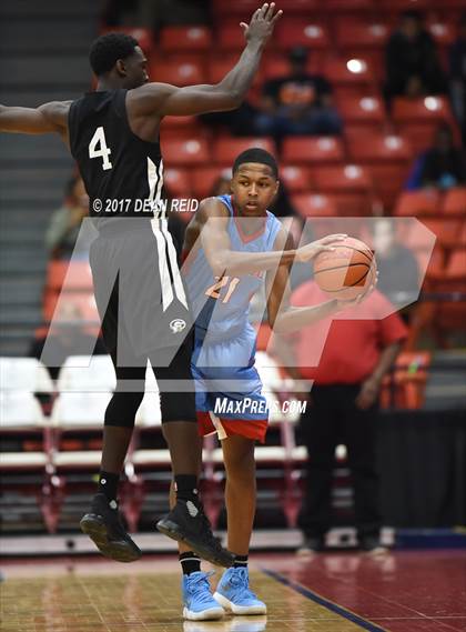 Thumbnail 1 in Gray Collegiate Academy vs. Kenwood (Chicago Elite Classic) photogallery.