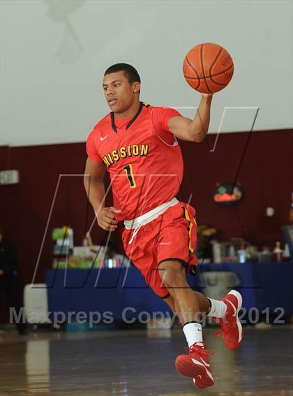 Thumbnail 3 in Mission Viejo vs. Menlo (MaxPreps Holiday Classic) photogallery.