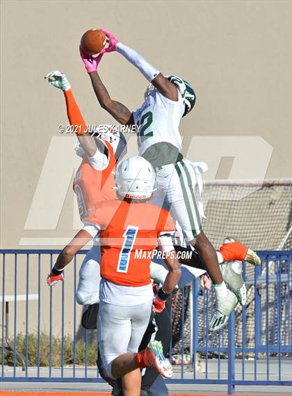 Thumbnail 1 in Graham-Kapowsin vs Collins Hill (Geico State Championship Bowl Series) photogallery.