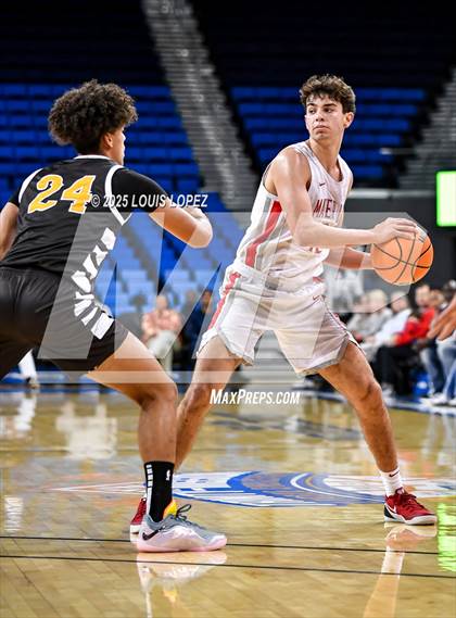Thumbnail 2 in Crespi vs. Mater Dei photogallery.