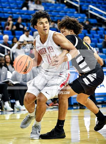 Thumbnail 2 in Crespi vs. Mater Dei photogallery.