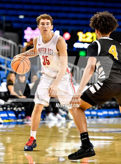 Thumbnail 1 in Crespi vs. Mater Dei photogallery.