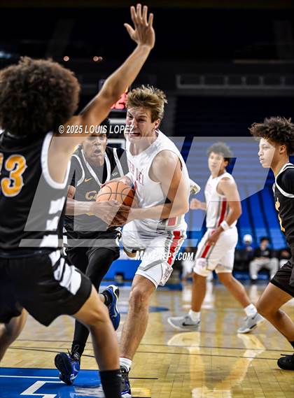 Thumbnail 2 in Crespi vs. Mater Dei photogallery.