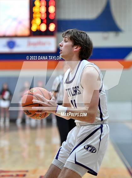 Thumbnail 3 in  Sam Rayburn vs. Tolar (UIL 2A Region II Semifinal) photogallery.