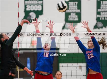 Thumbnail 2 in Western Boone vs. Guerin Catholic (IHSAA 3A Regional Championship) photogallery.