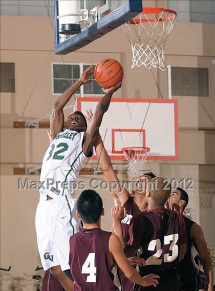 Thumbnail 3 in Sweetwater vs. Green Valley (MaxPreps Holiday Classic) photogallery.