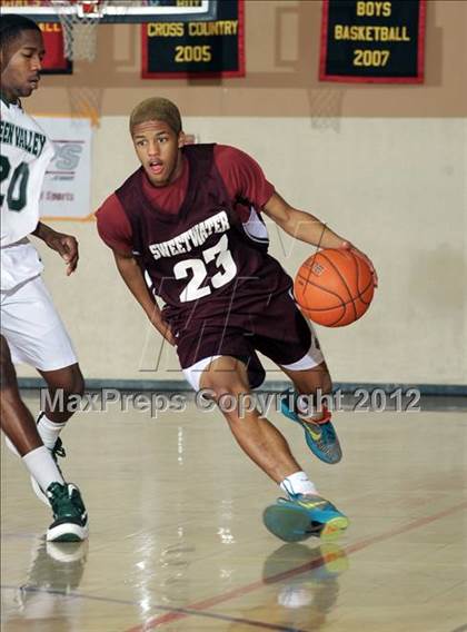 Thumbnail 1 in Sweetwater vs. Green Valley (MaxPreps Holiday Classic) photogallery.