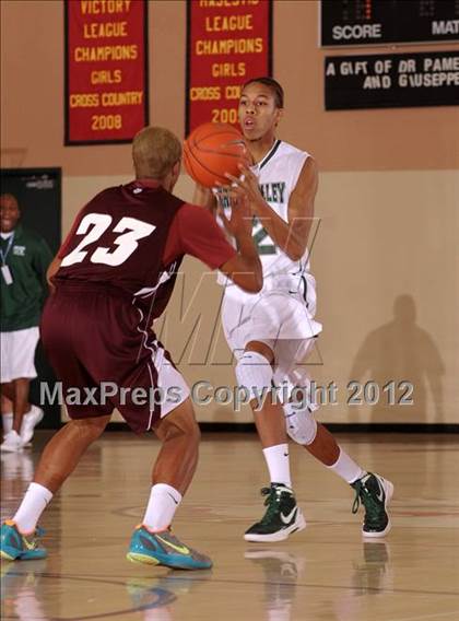 Thumbnail 2 in Sweetwater vs. Green Valley (MaxPreps Holiday Classic) photogallery.