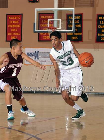 Thumbnail 1 in Sweetwater vs. Green Valley (MaxPreps Holiday Classic) photogallery.