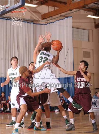 Thumbnail 1 in Sweetwater vs. Green Valley (MaxPreps Holiday Classic) photogallery.