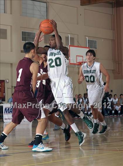 Thumbnail 1 in Sweetwater vs. Green Valley (MaxPreps Holiday Classic) photogallery.