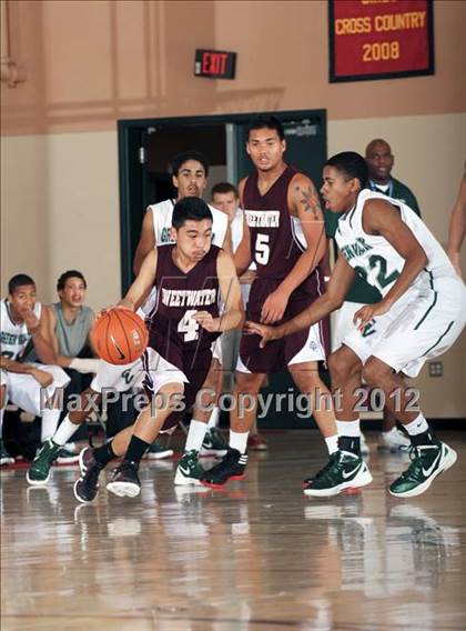 Thumbnail 3 in Sweetwater vs. Green Valley (MaxPreps Holiday Classic) photogallery.