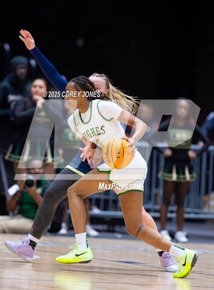 Thumbnail 3 in River Ridge vs Langston Hughes (GHSA 5A Championship) photogallery.