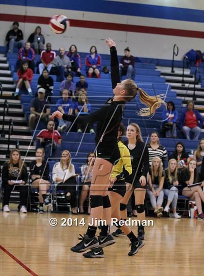 Thumbnail 3 in Rouse vs. Westlake (UIL 6A Bi-District) photogallery.