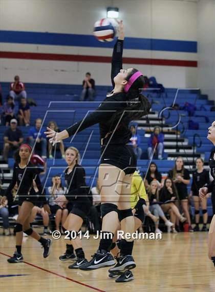 Thumbnail 2 in Rouse vs. Westlake (UIL 6A Bi-District) photogallery.