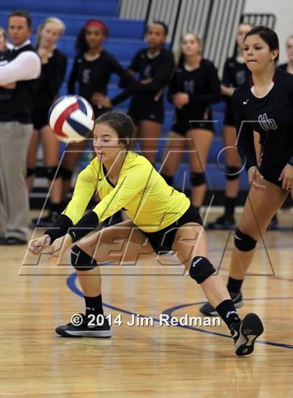 Thumbnail 2 in Rouse vs. Westlake (UIL 6A Bi-District) photogallery.