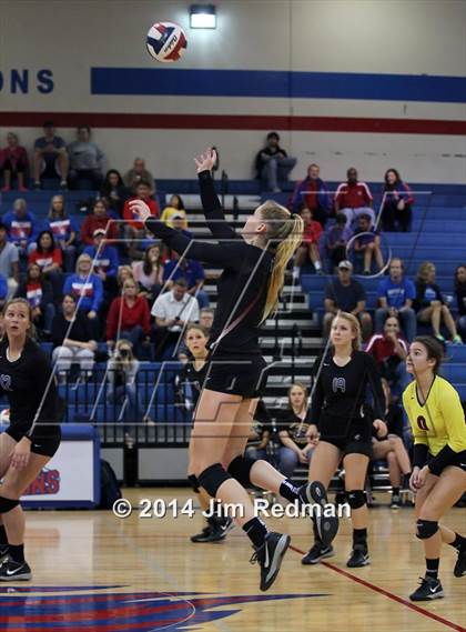 Thumbnail 2 in Rouse vs. Westlake (UIL 6A Bi-District) photogallery.