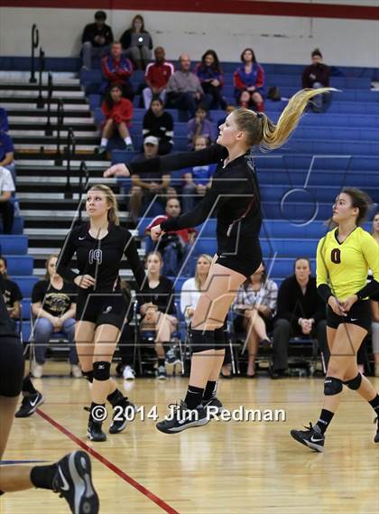 Thumbnail 2 in Rouse vs. Westlake (UIL 6A Bi-District) photogallery.