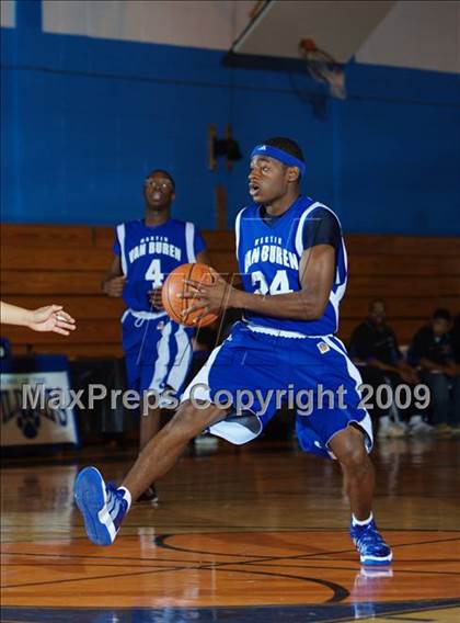 Thumbnail 2 in Holy Trinity vs Van Buren (Queens Jam Christmas Classic) photogallery.