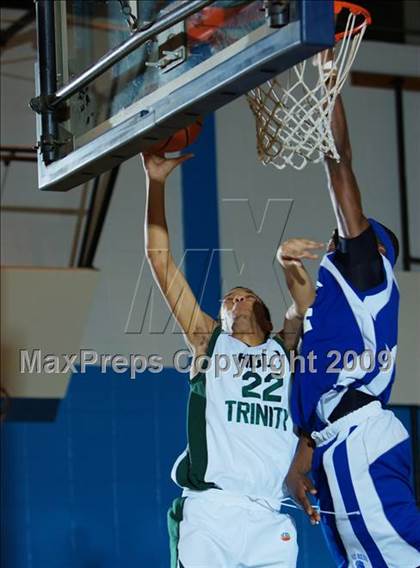 Thumbnail 3 in Holy Trinity vs Van Buren (Queens Jam Christmas Classic) photogallery.