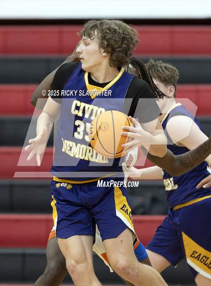 Thumbnail 3 in Civic Memorial vs. East St. Louis(IHSA Class 3A Regionals) photogallery.