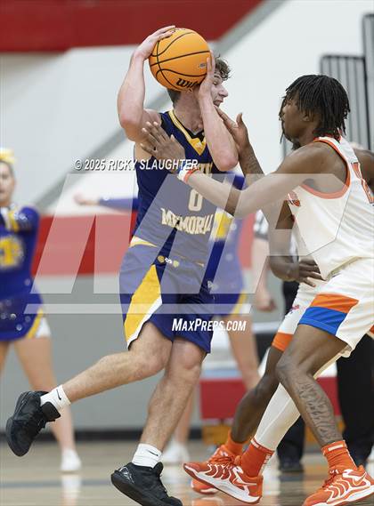 Thumbnail 3 in Civic Memorial vs. East St. Louis(IHSA Class 3A Regionals) photogallery.