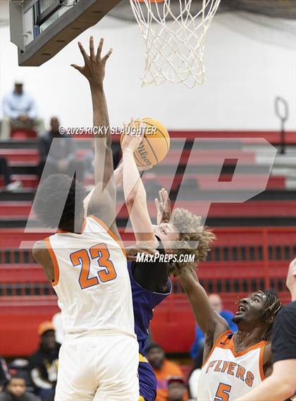 Thumbnail 3 in Civic Memorial vs. East St. Louis(IHSA Class 3A Regionals) photogallery.